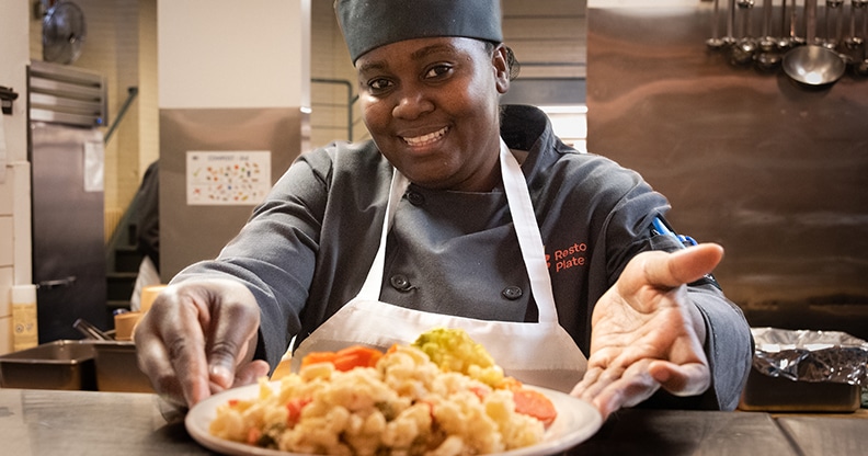 Dame afro-américaine avec un plat de nourriture