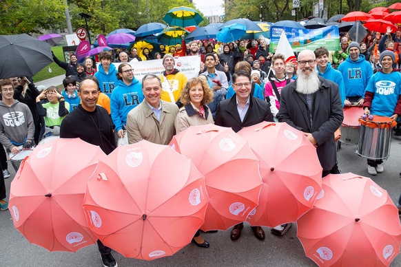Photo de la marche aux parapluie pour le lancement de campagne 2019