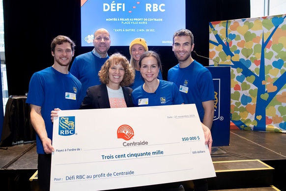 Groupe de participants au Défi RBC 2019, avec Lili-Anna Peresa, qui tiennent un chèque de 350 000$