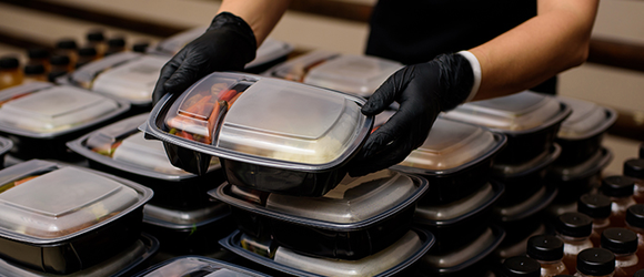 Des repas d'avion voyagent dans l'assiette de gens dans le besoin