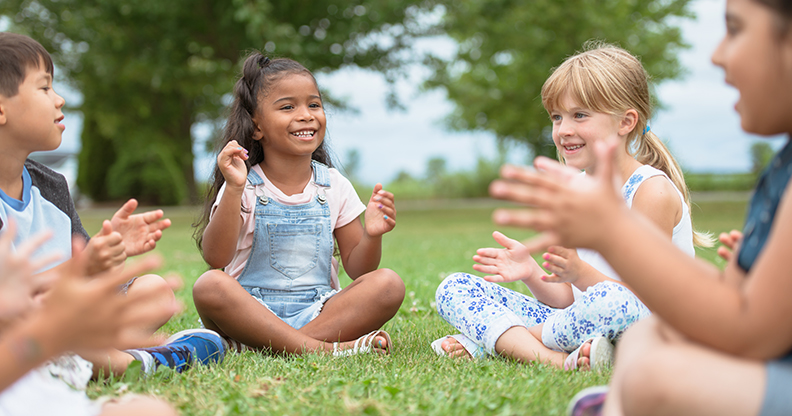 Jeunes enfants qui jouent en groupe, à l'extérieur