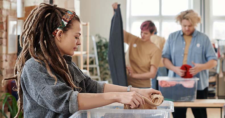 Femme qui plie des vêtements