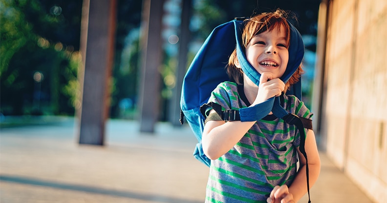 Enfant avec sac à dos