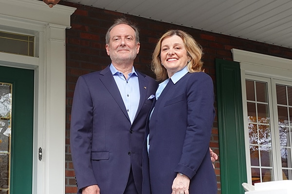 Couple de professionnels devant leur maison