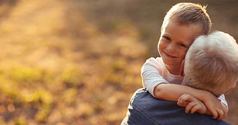 Grand parent avec son petit enfant dans les bras