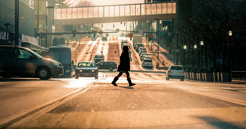 Personne qui traverse la rue