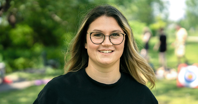 Jeune femme portant des lunettes