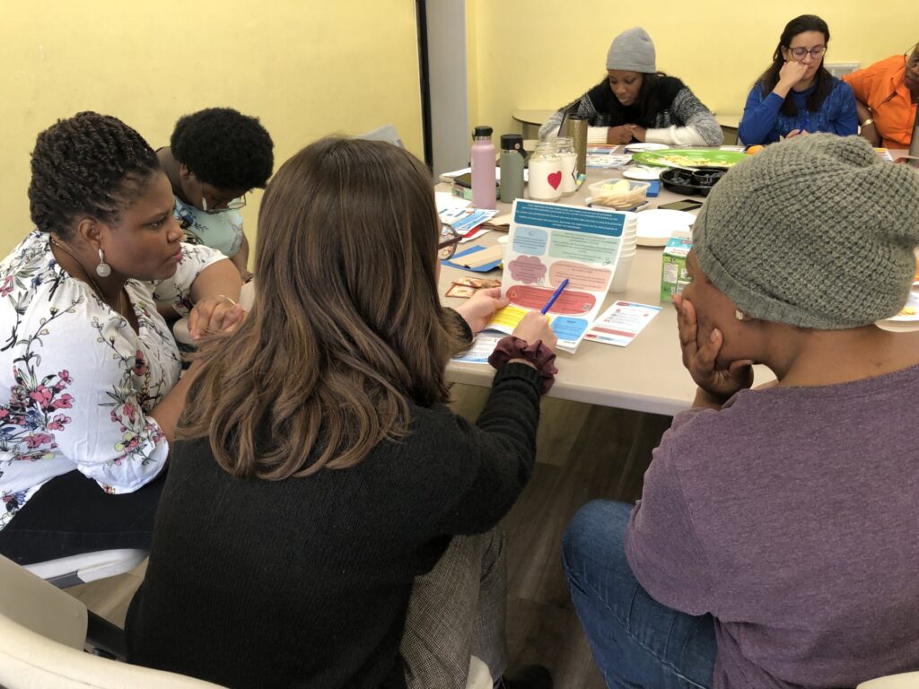 Groupe de jeunes autour d'une table