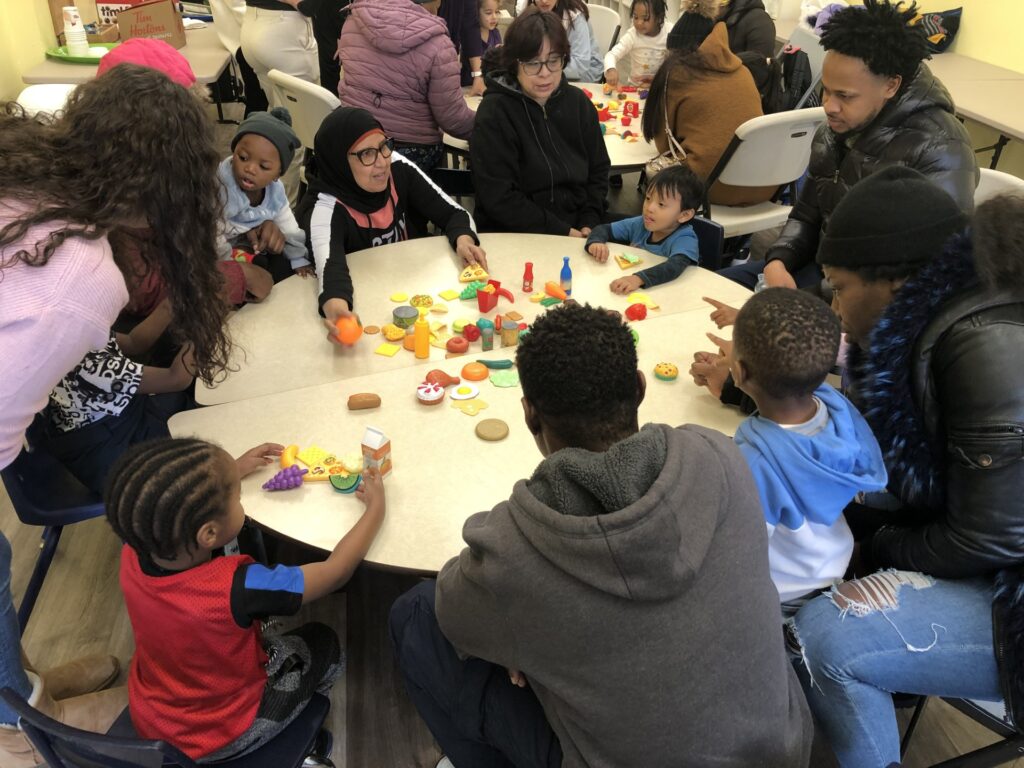 Groupe de jeunes autour d'une table