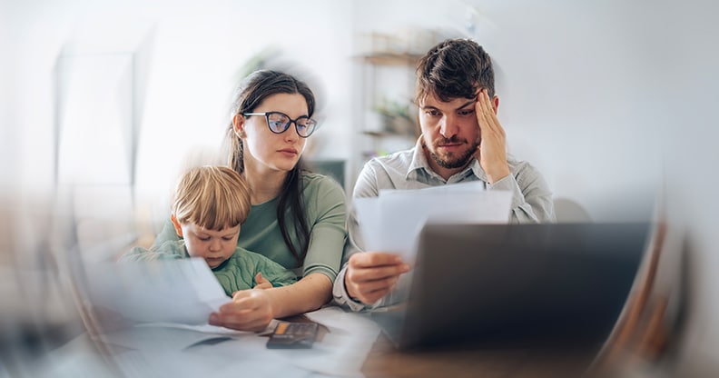 Couple avec enfant devant un laptop