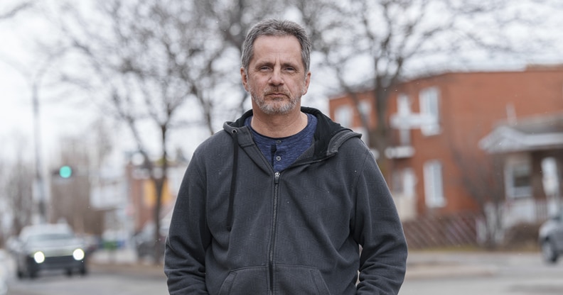 Homme devant un édifice