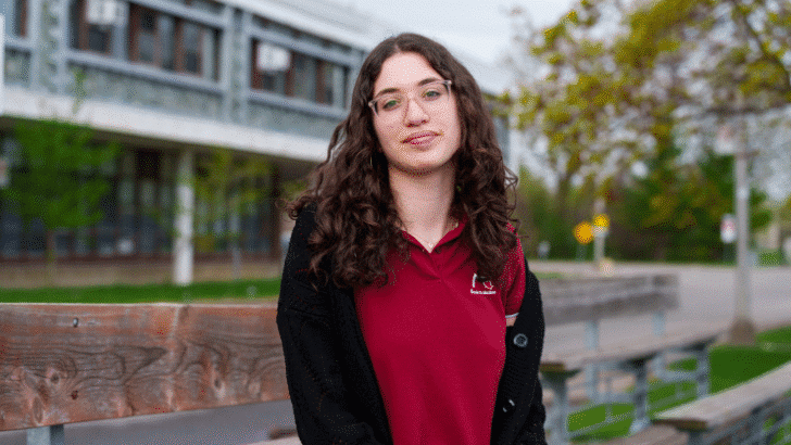 Jeune femme devant une école