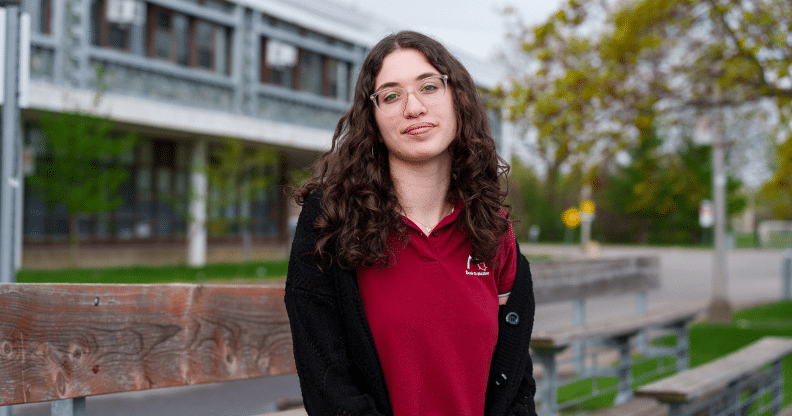 Jeune femme devant une école
