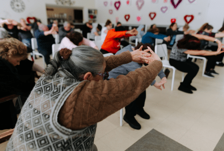 Personnes faisant des exercices sur chaise