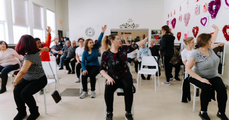 Groupe de gens qui font de l'exercice sur chaise