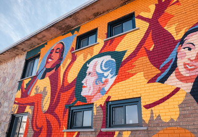 Murale contenant des visages colorés